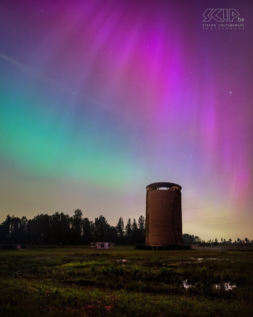 Zichem - Maagdentoren - Noorderlicht Een historische geomagnetische storm resulteerde in een magische nacht met verbluffende aurora borealis die zelfs ontzettend goed zichtbaar was in ons land. Ik bezocht mijn favoriete plek bij de Maagdentoren in mijn thuisstad Scherpenheuvel-Zichem. Met twee camera's kon ik heel wat foto's en een time-lapse maken van het prachtige noorderlicht. Stefan Cruysberghs